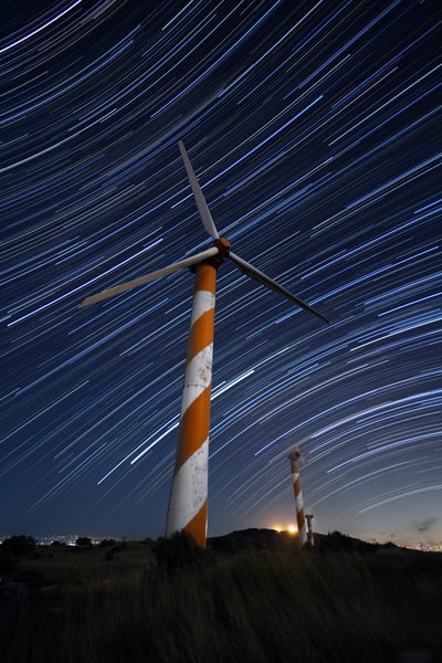 夜间白色和橙色风机